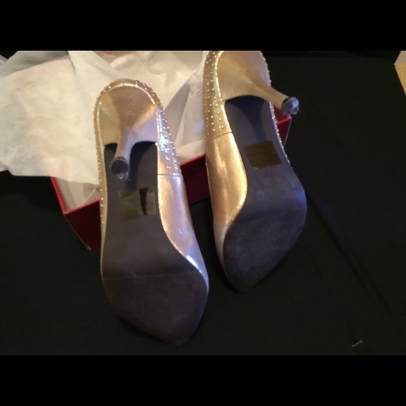 Breckelle’s Holly gold metallic pumps 🔴 - Picture 3 of 8